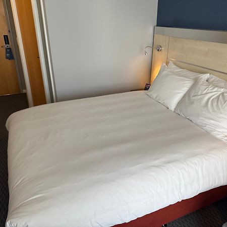 Holiday Inn Express Swindon City Centre By Ihg Kültér fotó