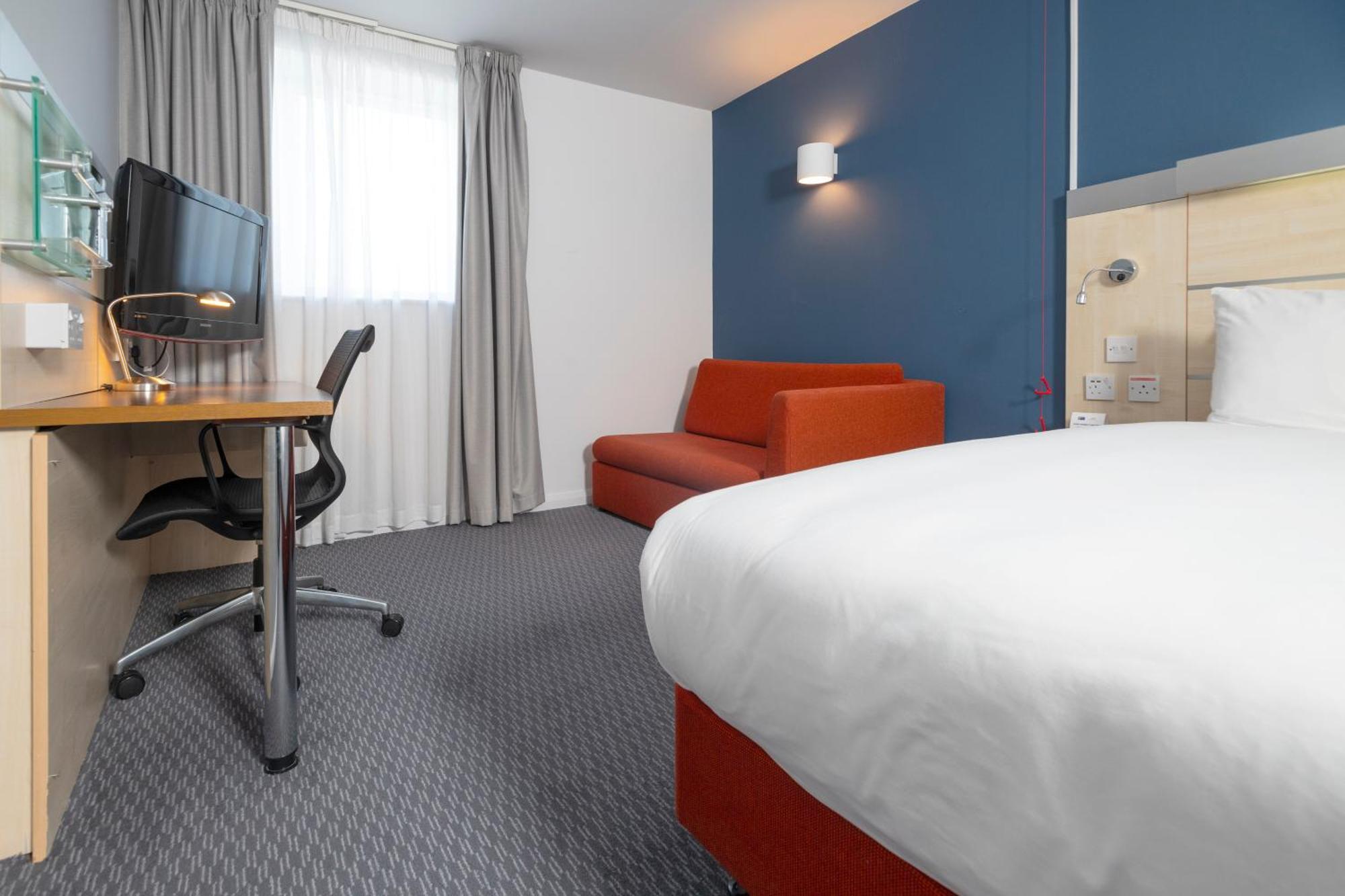 Holiday Inn Express Swindon City Centre By Ihg Kültér fotó