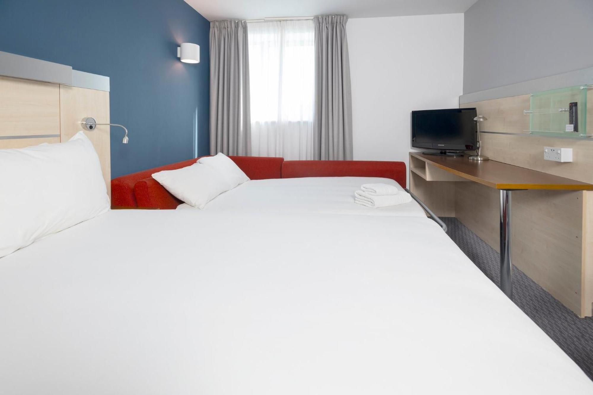 Holiday Inn Express Swindon City Centre By Ihg Kültér fotó