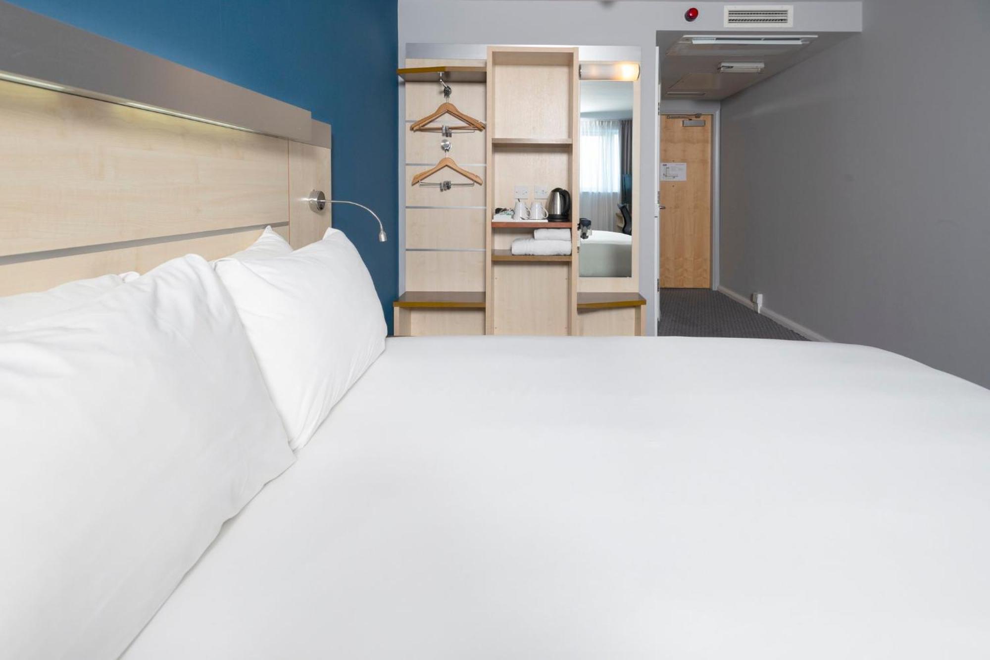 Holiday Inn Express Swindon City Centre By Ihg Kültér fotó