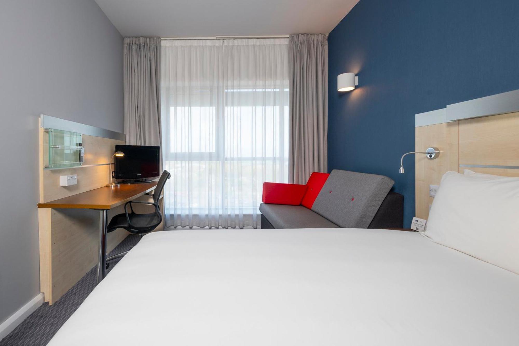Holiday Inn Express Swindon City Centre By Ihg Kültér fotó