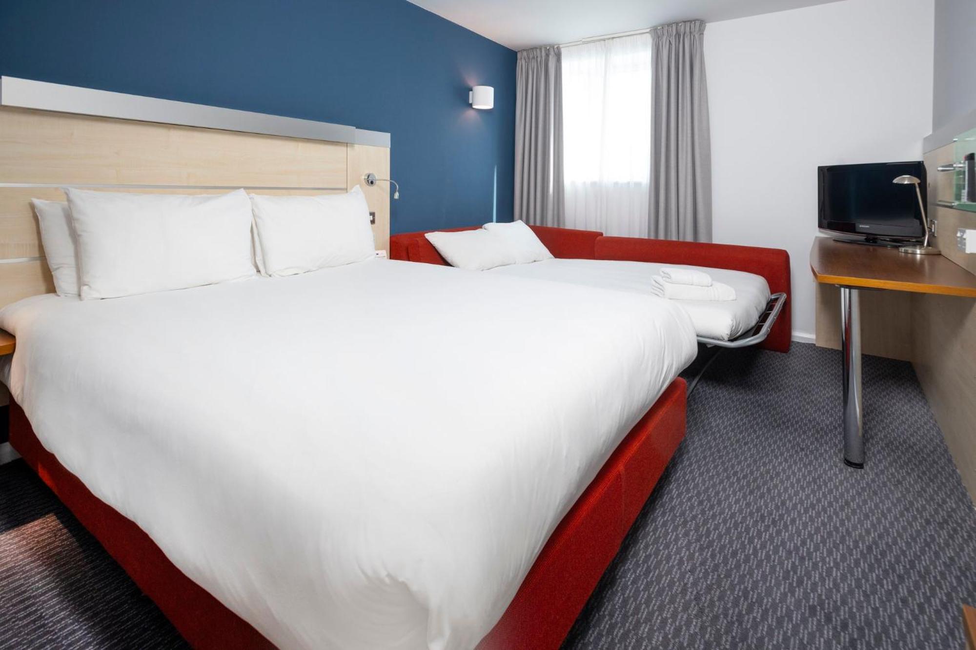 Holiday Inn Express Swindon City Centre By Ihg Kültér fotó