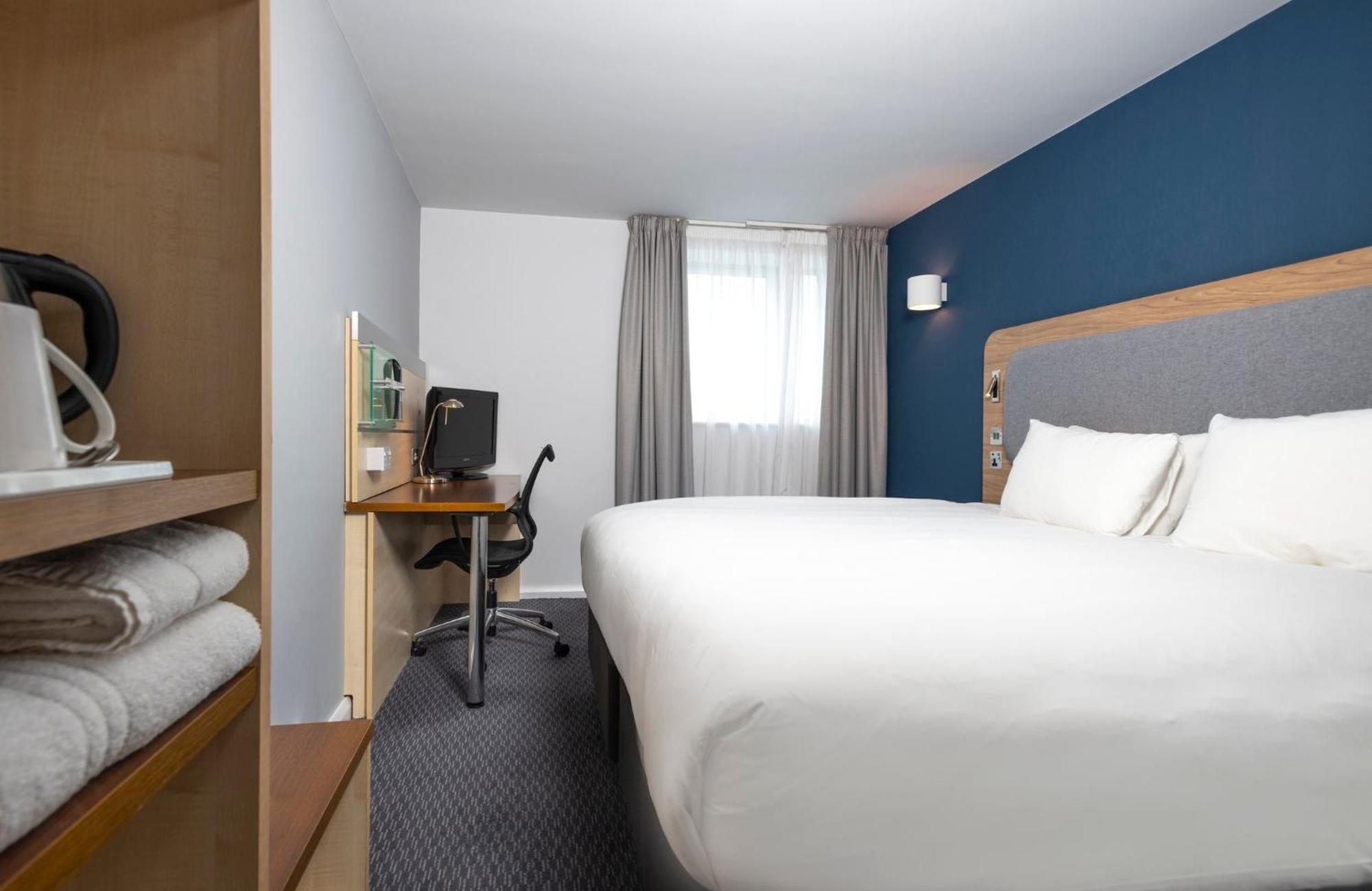 Holiday Inn Express Swindon City Centre By Ihg Kültér fotó