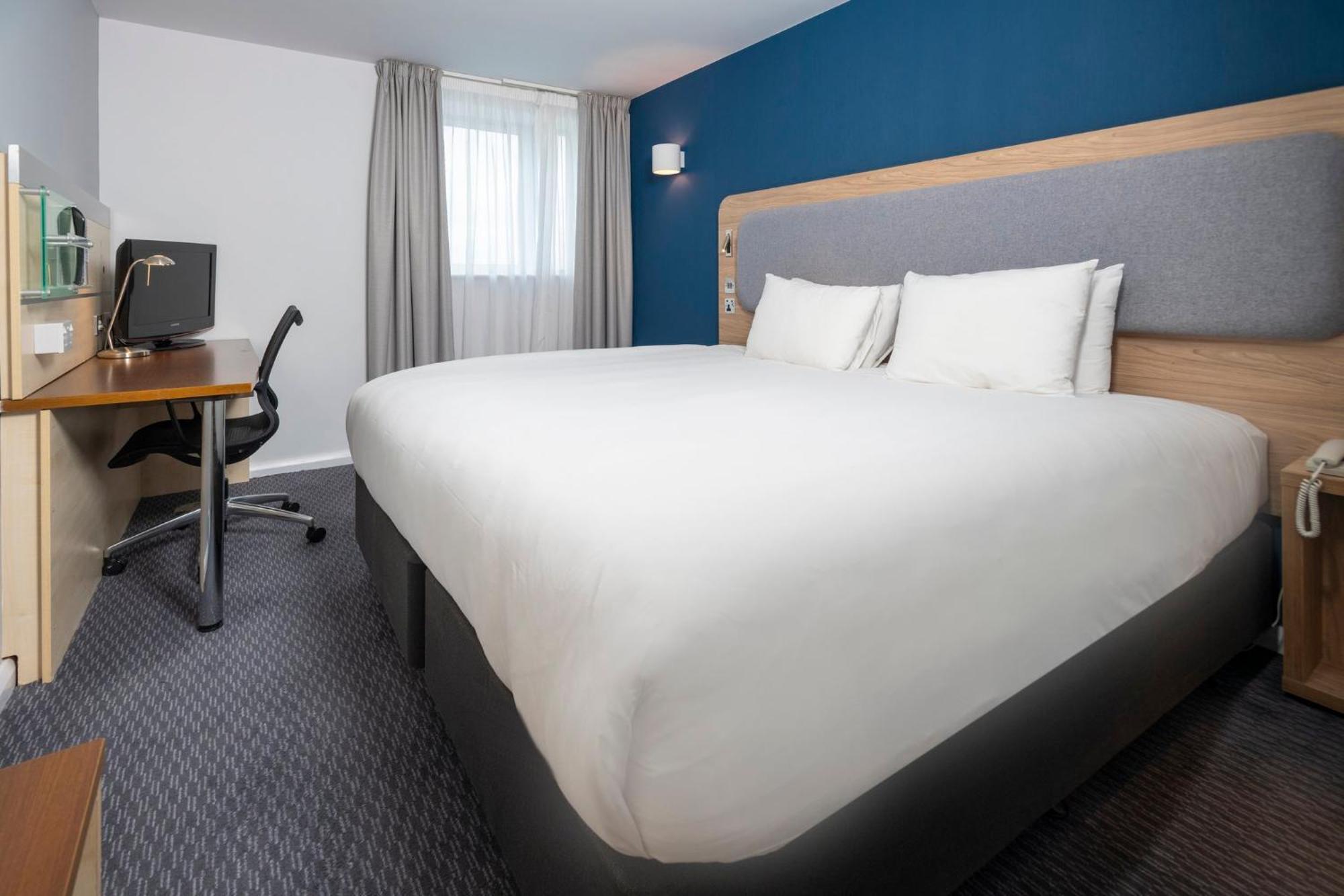 Holiday Inn Express Swindon City Centre By Ihg Kültér fotó