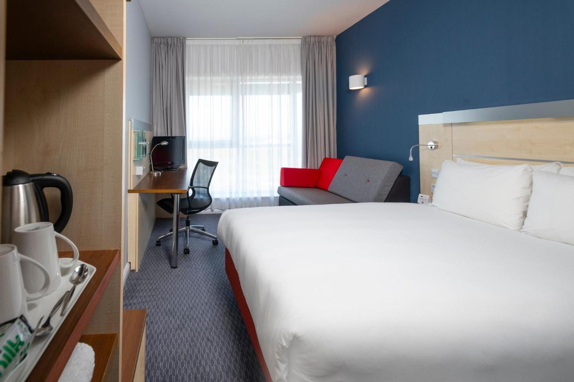 Holiday Inn Express Swindon City Centre By Ihg Kültér fotó
