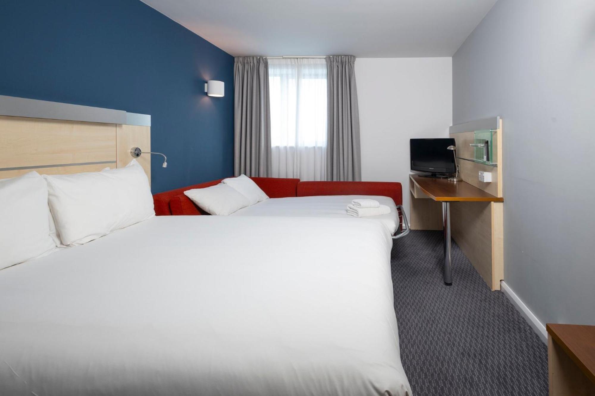 Holiday Inn Express Swindon City Centre By Ihg Kültér fotó