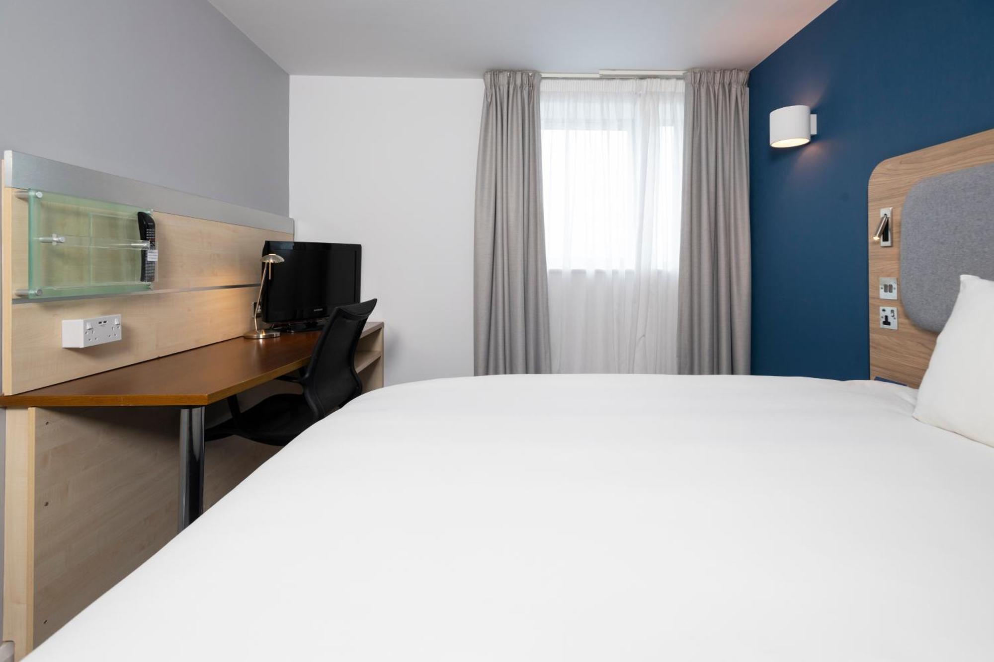 Holiday Inn Express Swindon City Centre By Ihg Kültér fotó