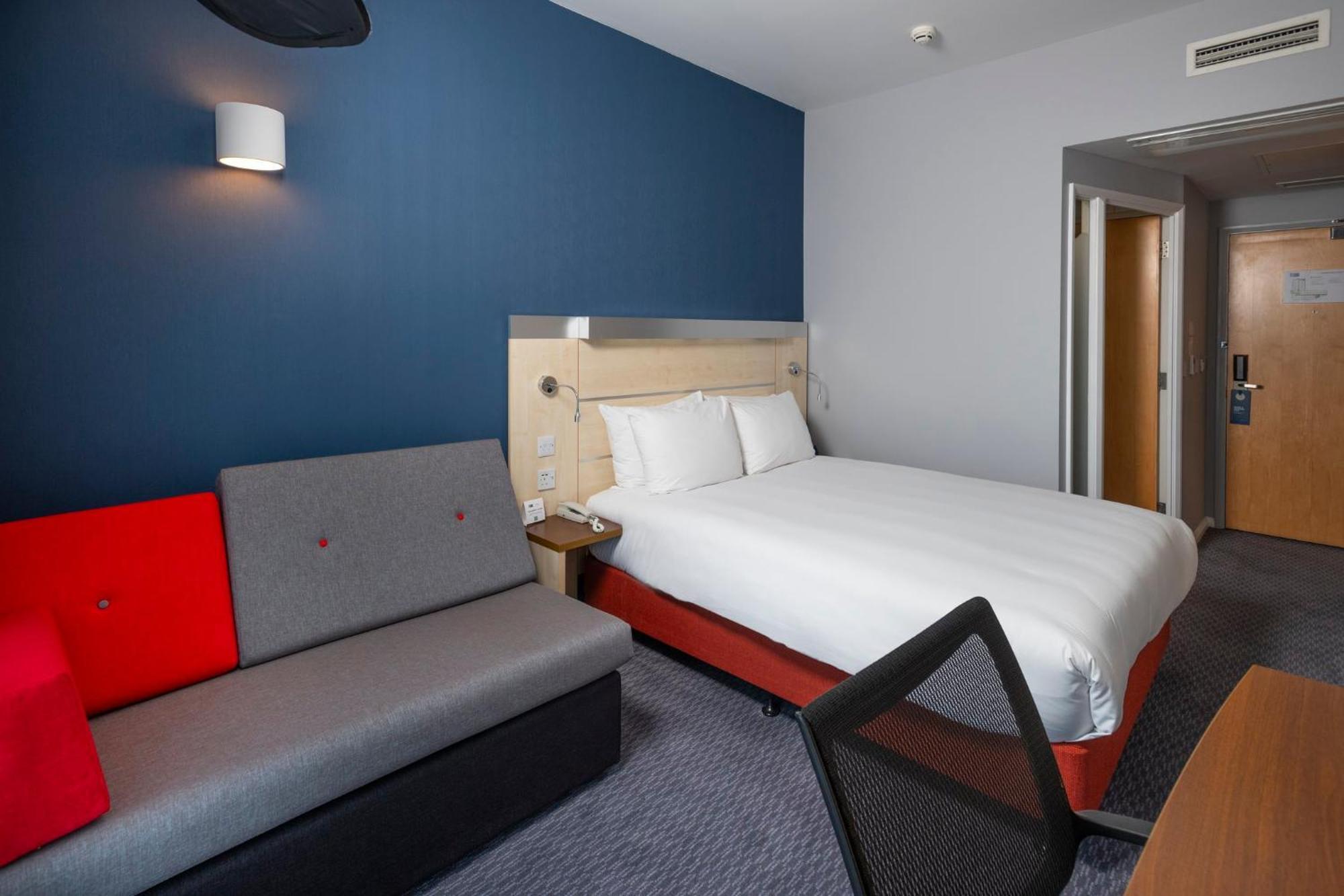 Holiday Inn Express Swindon City Centre By Ihg Kültér fotó