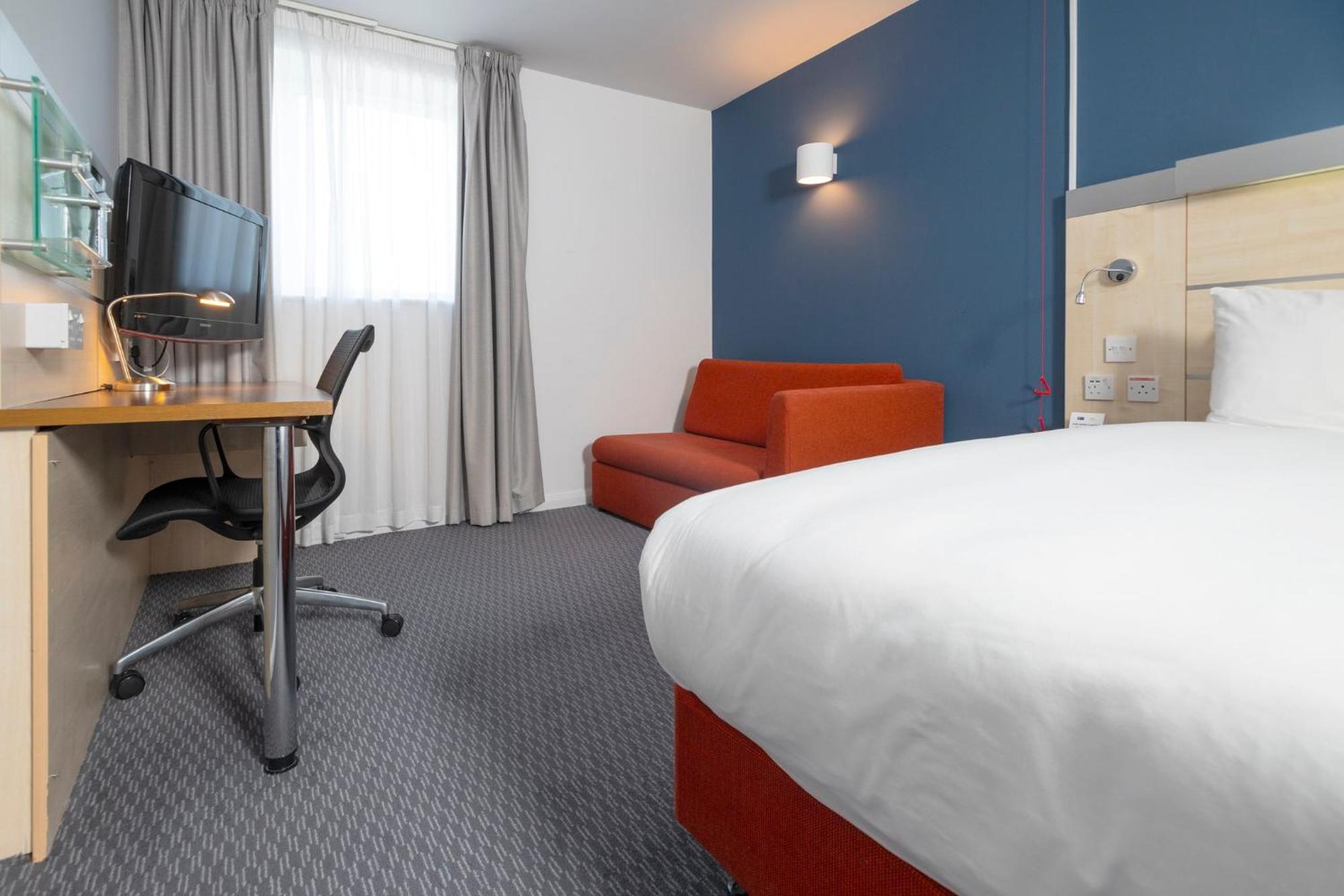 Holiday Inn Express Swindon City Centre By Ihg Kültér fotó