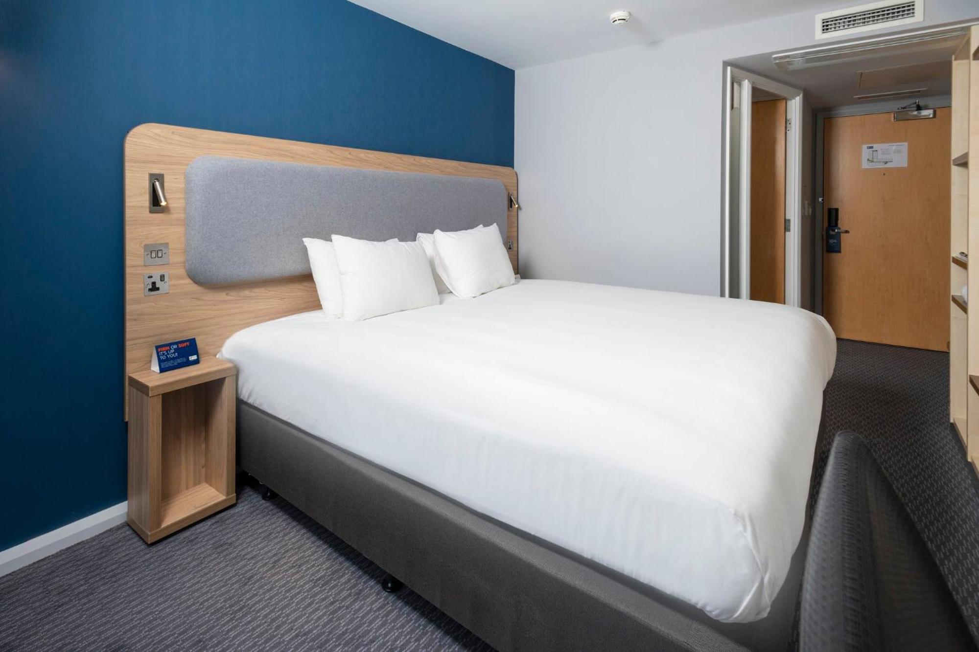 Holiday Inn Express Swindon City Centre By Ihg Kültér fotó