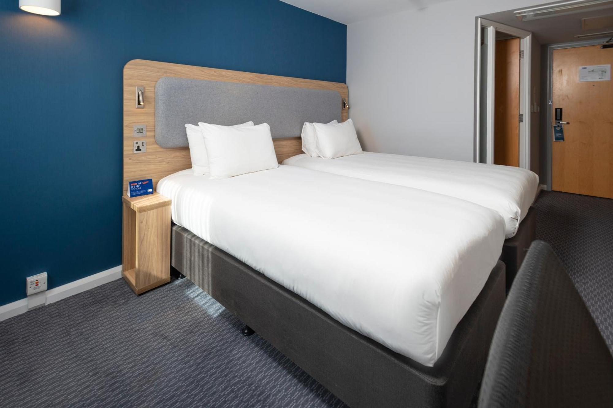 Holiday Inn Express Swindon City Centre By Ihg Kültér fotó