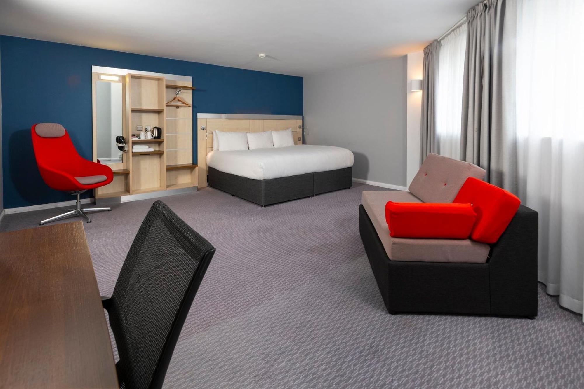 Holiday Inn Express Swindon City Centre By Ihg Kültér fotó