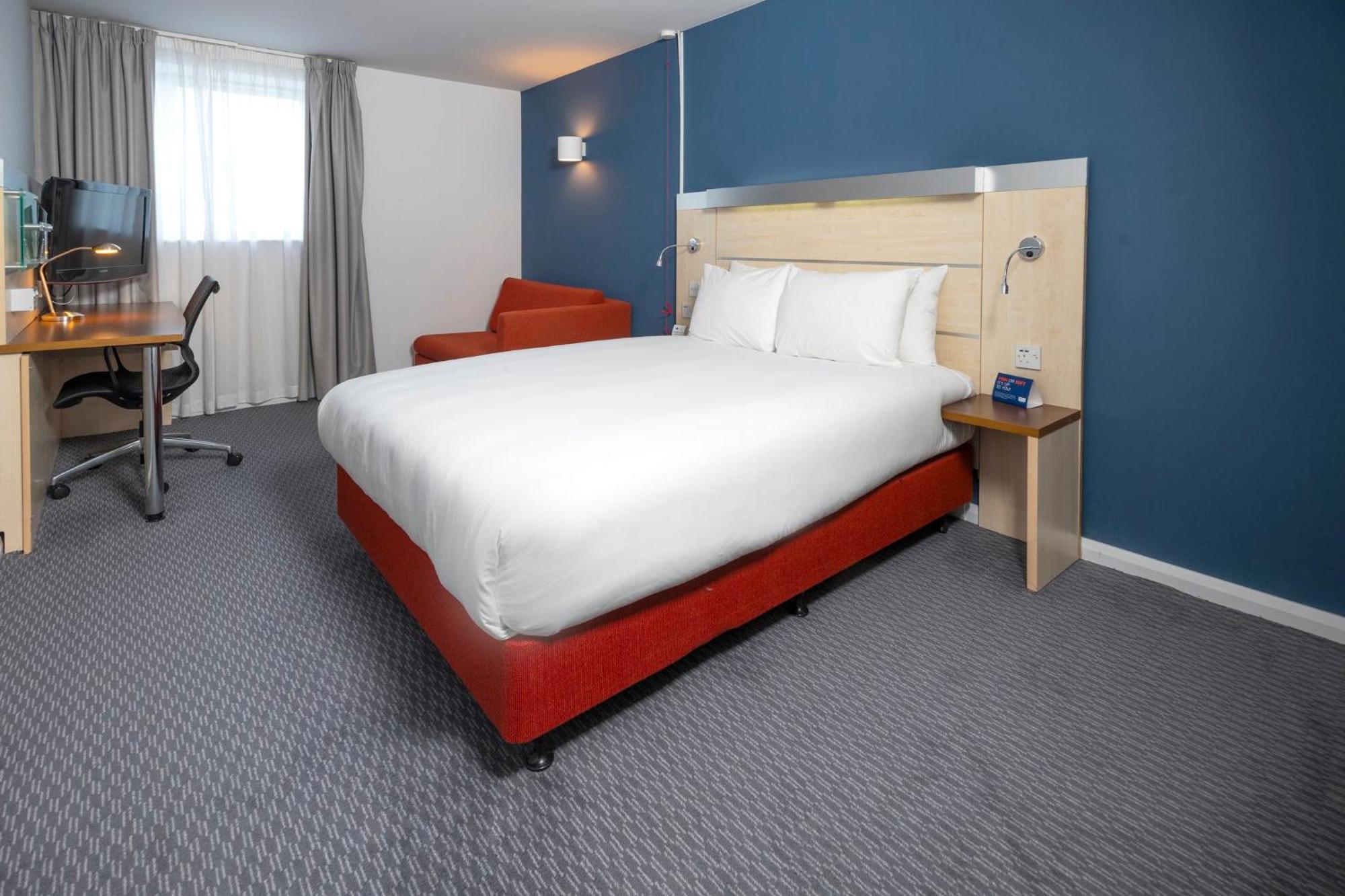 Holiday Inn Express Swindon City Centre By Ihg Kültér fotó