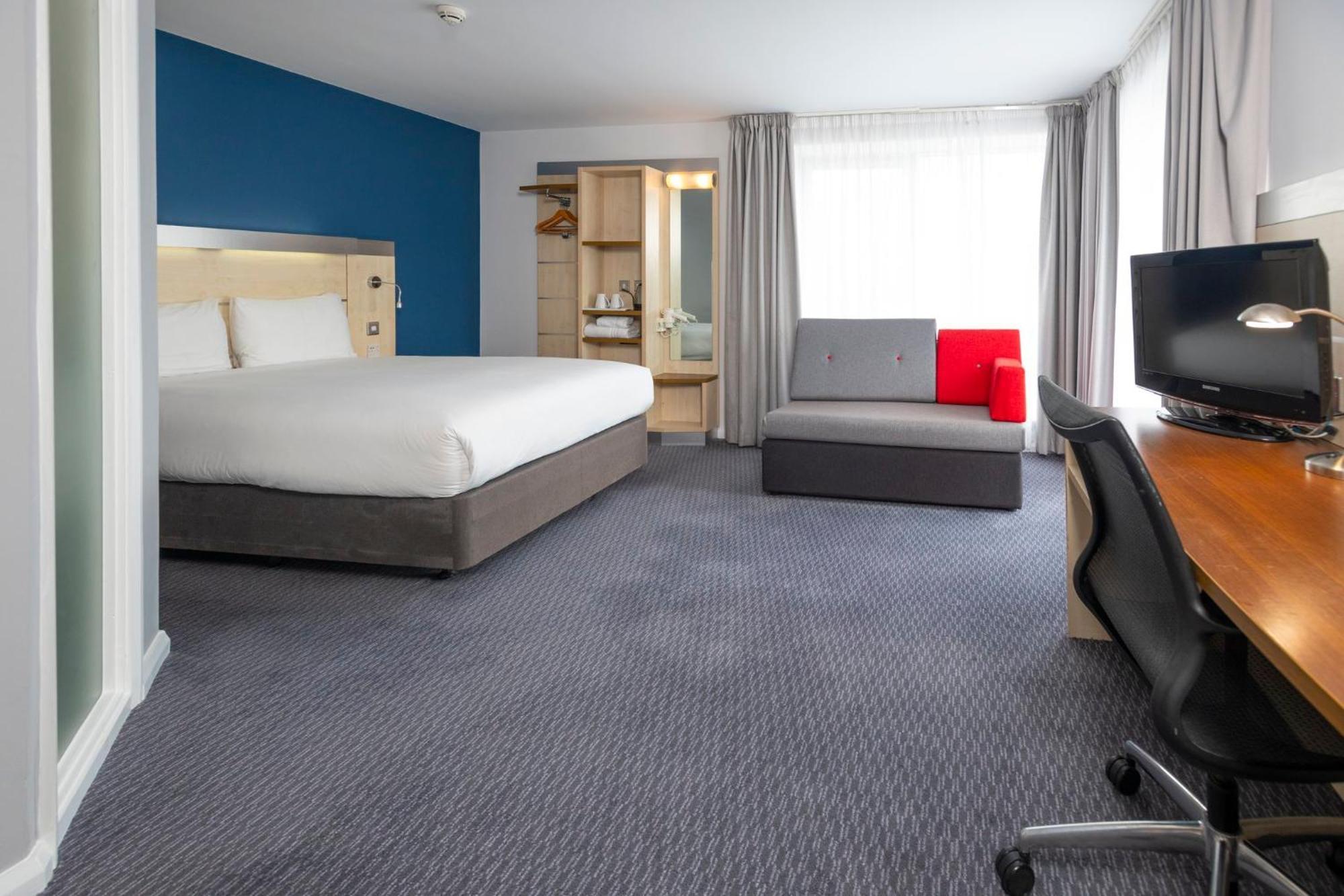 Holiday Inn Express Swindon City Centre By Ihg Kültér fotó