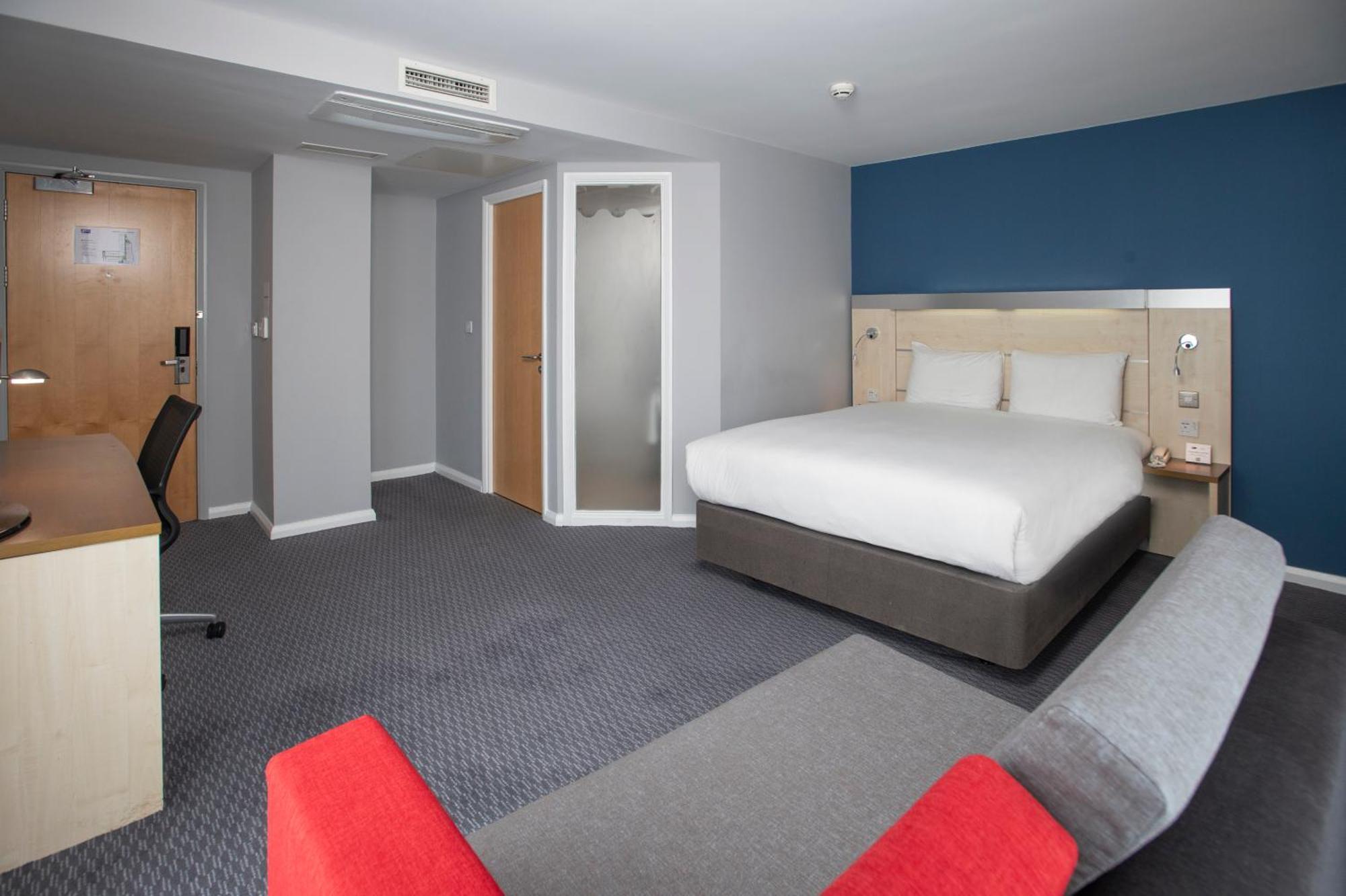 Holiday Inn Express Swindon City Centre By Ihg Kültér fotó