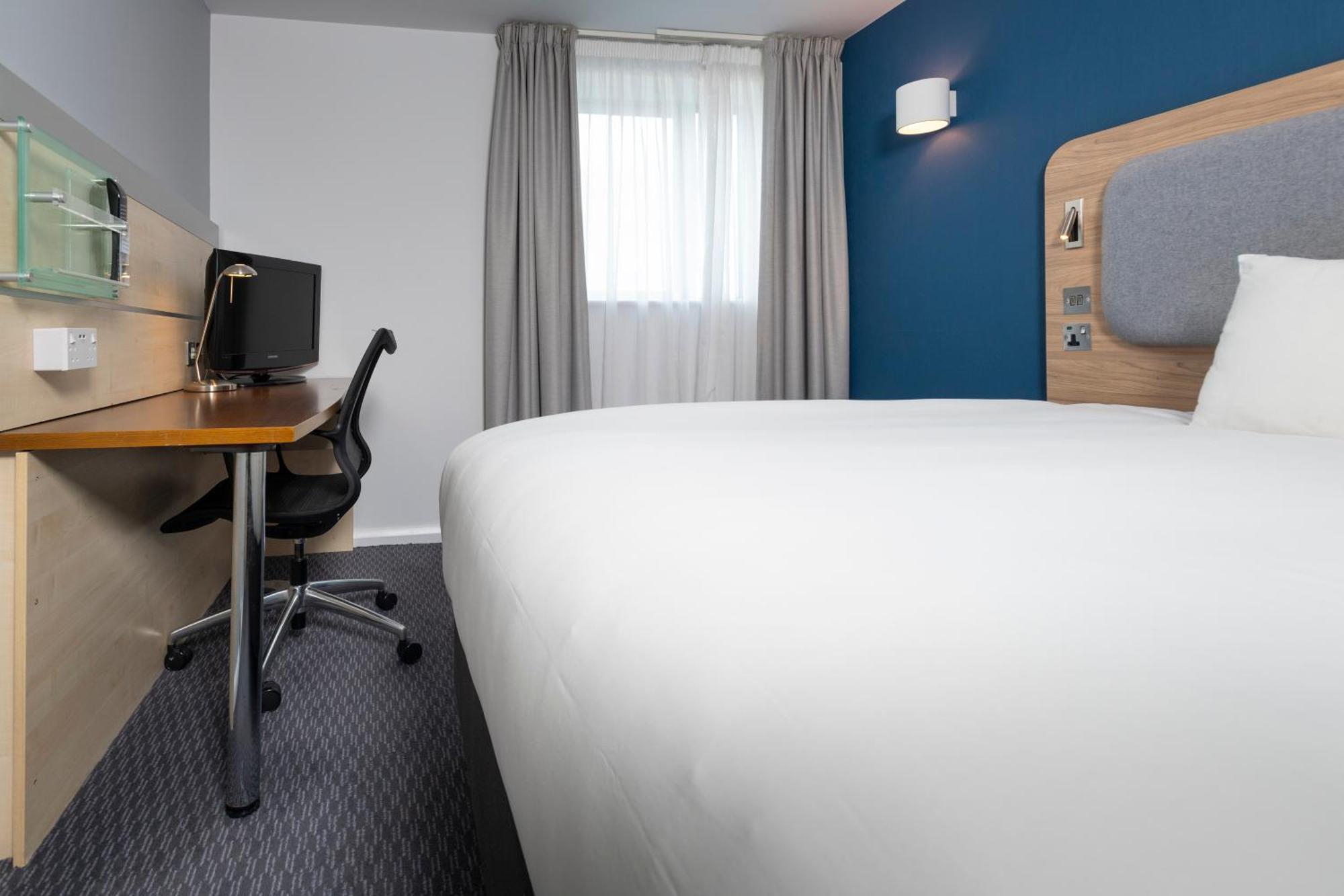 Holiday Inn Express Swindon City Centre By Ihg Kültér fotó