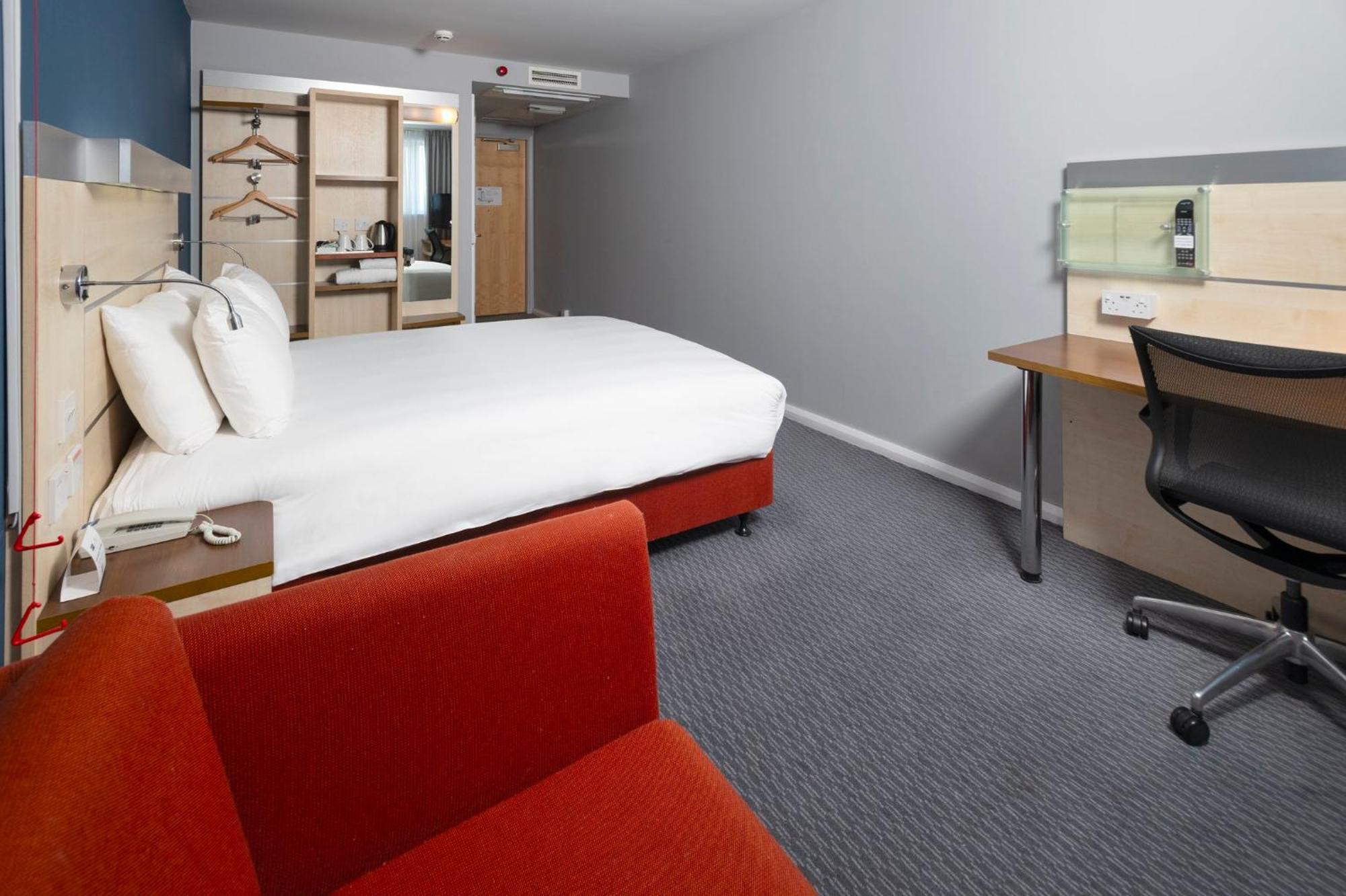 Holiday Inn Express Swindon City Centre By Ihg Kültér fotó