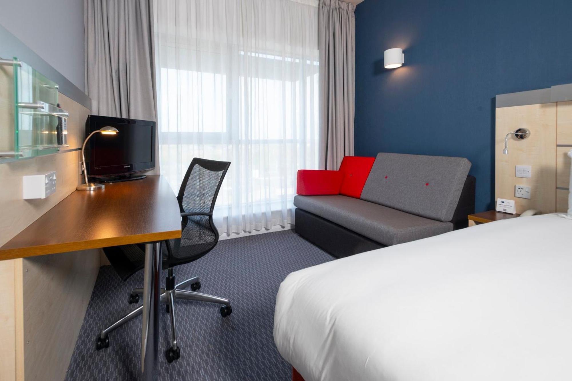 Holiday Inn Express Swindon City Centre By Ihg Kültér fotó