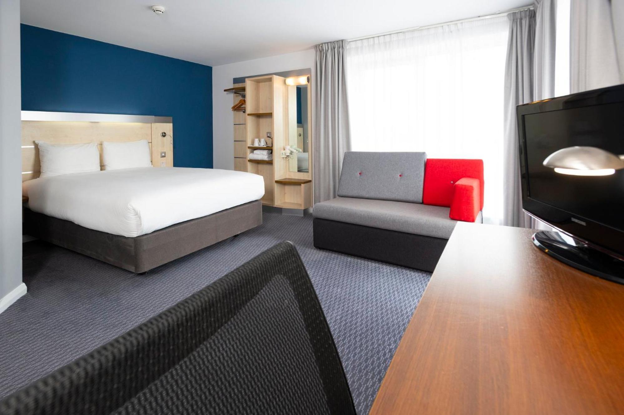 Holiday Inn Express Swindon City Centre By Ihg Kültér fotó