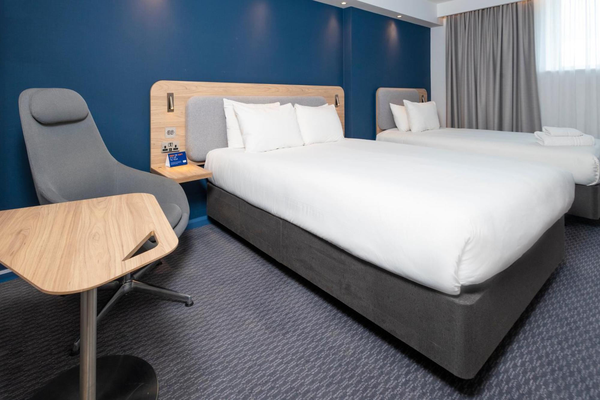 Holiday Inn Express Swindon City Centre By Ihg Kültér fotó