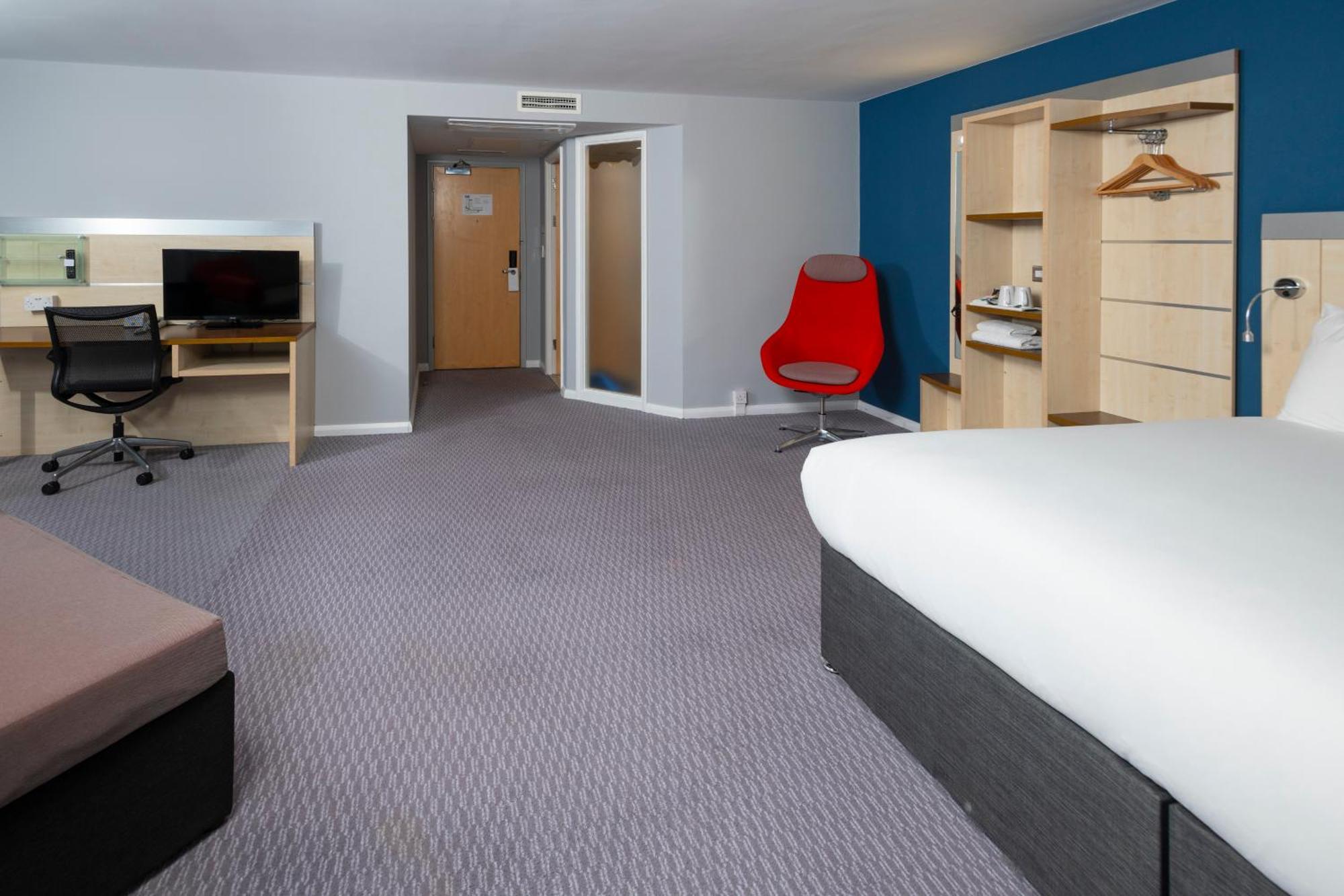 Holiday Inn Express Swindon City Centre By Ihg Kültér fotó
