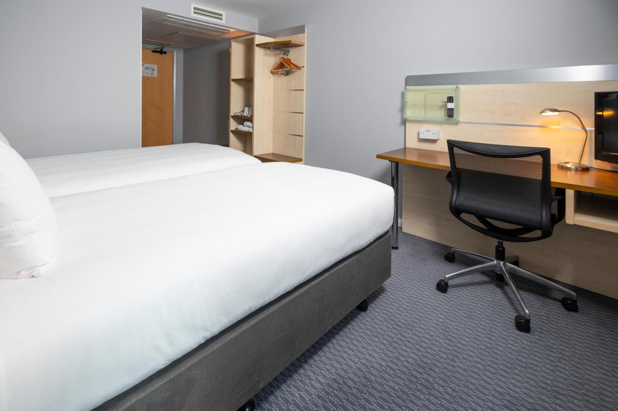 Holiday Inn Express Swindon City Centre By Ihg Kültér fotó