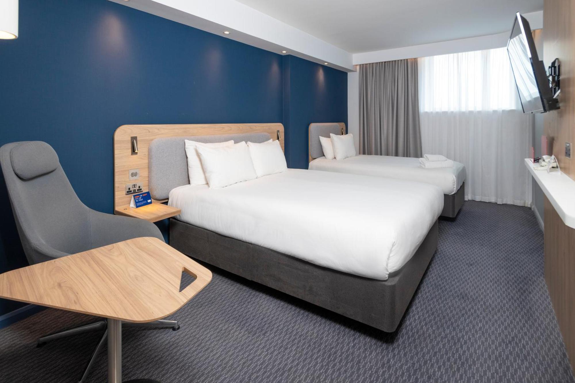 Holiday Inn Express Swindon City Centre By Ihg Kültér fotó