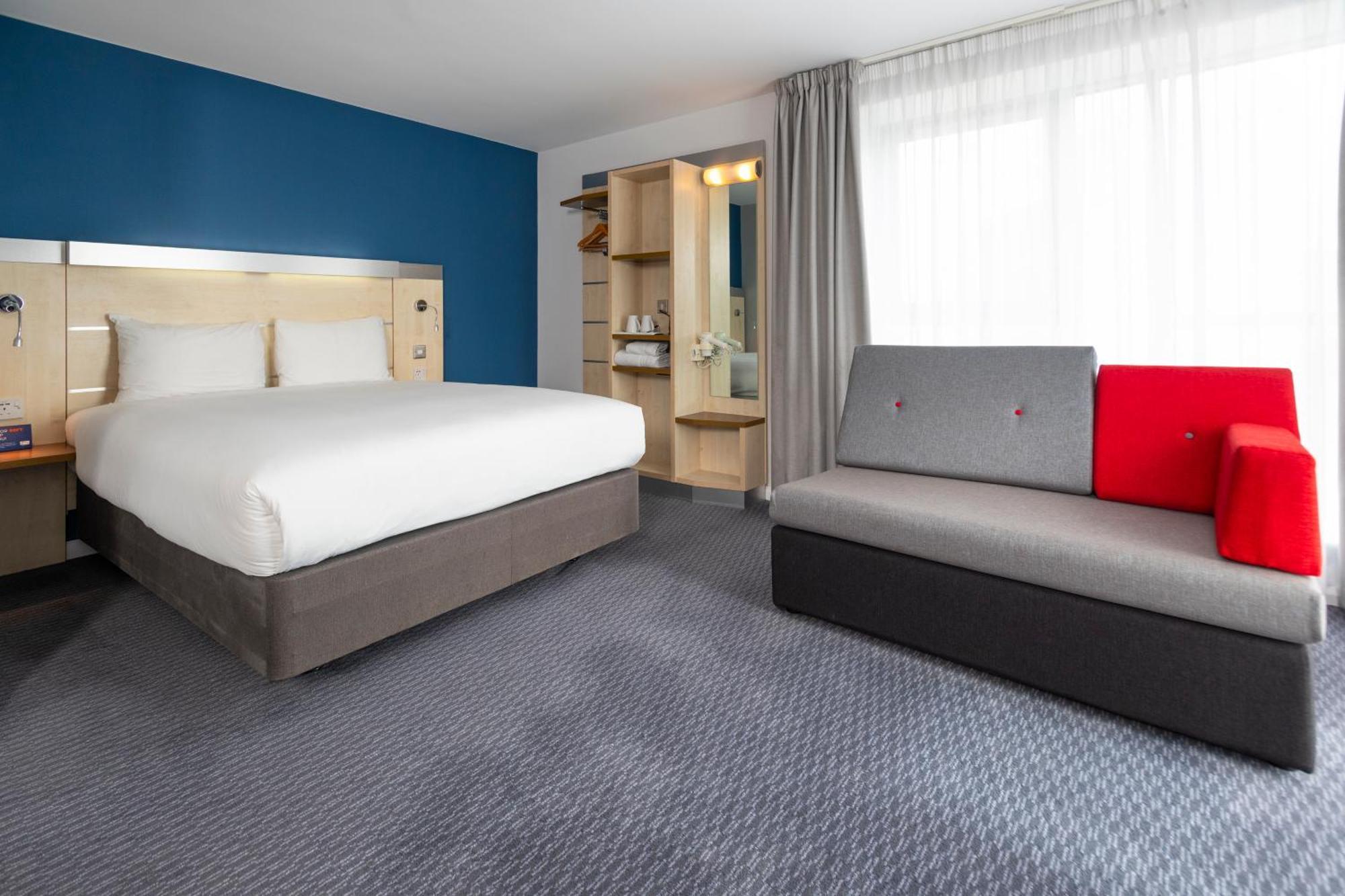 Holiday Inn Express Swindon City Centre By Ihg Kültér fotó