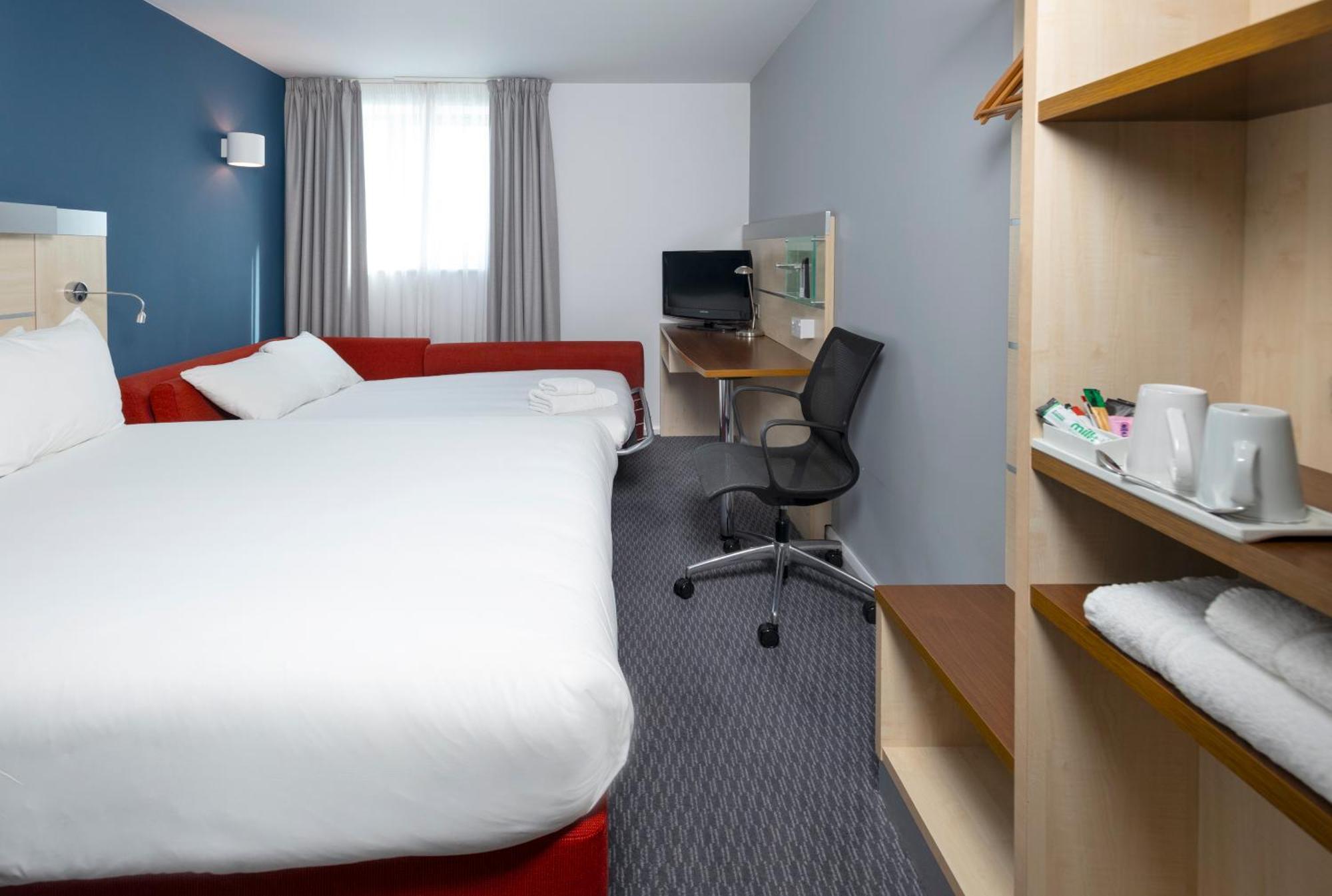 Holiday Inn Express Swindon City Centre By Ihg Kültér fotó