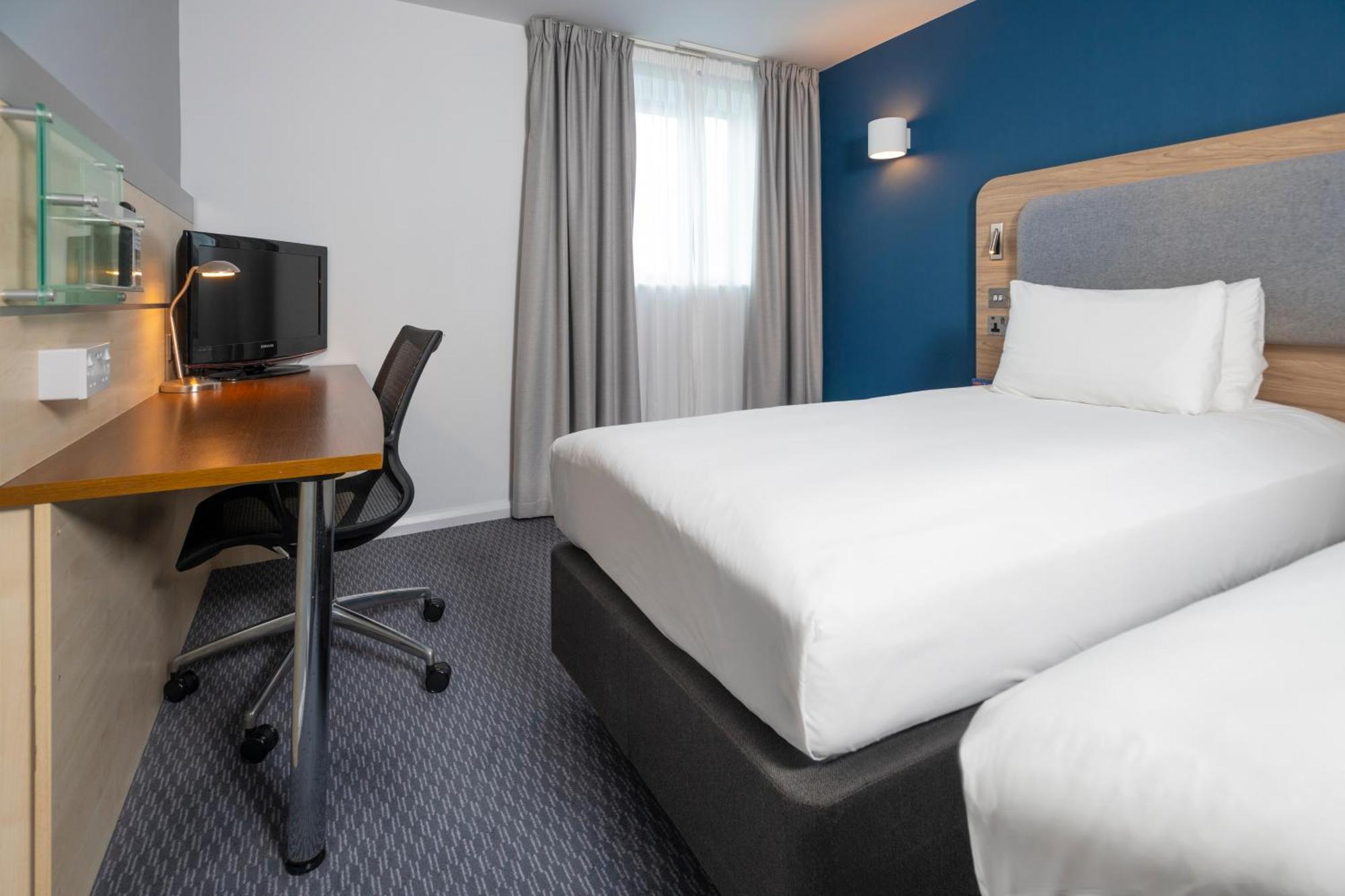 Holiday Inn Express Swindon City Centre By Ihg Kültér fotó
